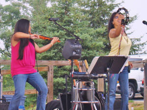 Nikki & Veronne performing on stage at Laurel Lakes concert 2008