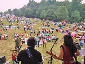 The day heats up & the numbers swell at Laurel Lakes before the fireworks. It was a perfect day for a concert.